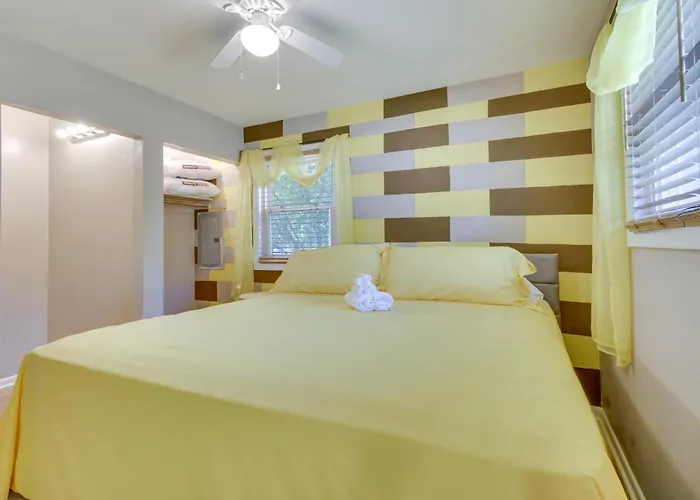 4 Mi To Dtwn: Home W/ Fenced Yard In Portsmouth!