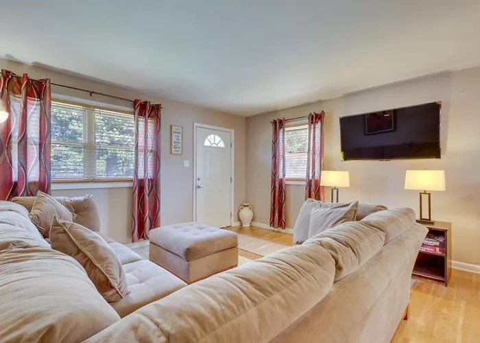 4 Mi To Dtwn: Home W/ Fenced Yard In Portsmouth!